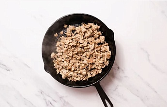 Жареный батат с индейкой, фасолью и овощами